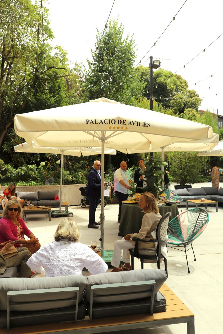 terraza sombrilla palacio de aviles